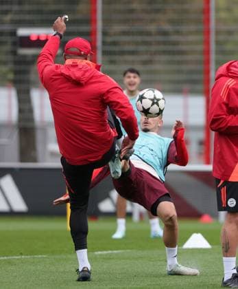 20241001, CL, FC Bayern final training, football, sport, in the picture instead of the ball Vincent Kompany FC Bayern Muenchen hits Arijon Ibrahimovic FC Bayern Muenchen foot