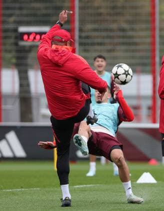 20241001, CL, FC Bayern final training, football, sport, in the picture instead of the ball Vincent Kompany FC Bayern Muenchen hits Arijon Ibrahimovic FC Bayern Muenchen foot