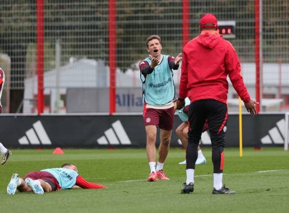 20241001, CL, FC Bayern final training, football, sport, in the picture instead of the ball Vincent Kompany FC Bayern Muenchen hits Arijon Ibrahimovic FC Bayern Muenchen foot, he stays down and Thomas Mueller FC Bayern Muenchen plays the referee