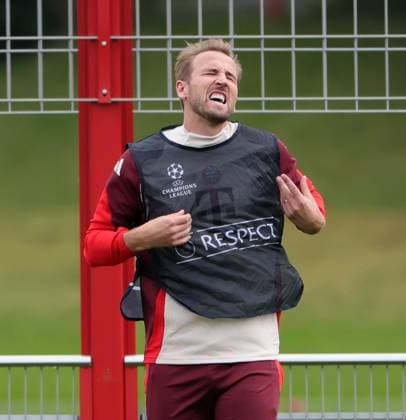 20241001, CL, FC Bayern final training, football, sport, in the picture Harry Kane FC Bayern Muenchen is in pain, he was shot on the left hand by Laimer