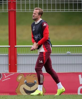 20241001, CL, FC Bayern final training, football, sport, in the picture Harry Kane FC Bayern Muenchen is in pain, he was shot on the left hand by Laimer