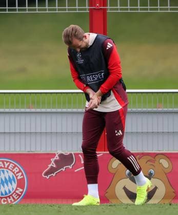 20241001, CL, FC Bayern final training, football, sport, in the picture Harry Kane FC Bayern Muenchen is in pain, he was shot on the left hand by Laimer