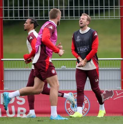 20241001, CL, FC Bayern final training, football, sport, in the picture Harry Kane FC Bayern Muenchen is in pain, he was shot on the left hand by Laimer, Leroy Sane FC Bayern Muenchen and Eric Dier FC Bayern Munechen