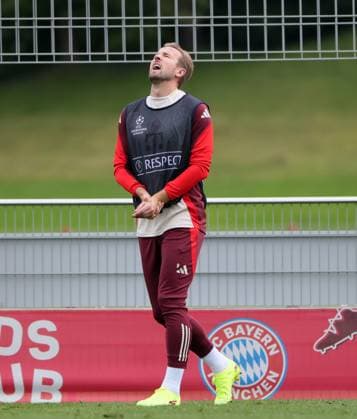 20241001, CL, FC Bayern final training, football, sport, in the picture Harry Kane FC Bayern Muenchen is in pain, he was shot on the left hand by Laimer