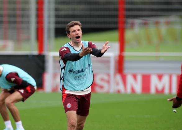 Munich, Germany 01 October 2024 Football, Men, Season 2024 2025, FC Bayern Munich, Säbener Strasse, Training ground, Final training, Champions League Thomas Müller, Mueller FC Bayern Munich raises both hands, shout, scream