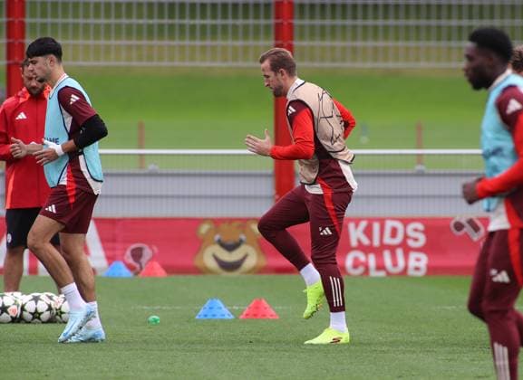 Munich, Germany 01 October 2024 Football, Men, Season 2024 2025, FC Bayern Munich, Säbener Strasse, Training ground, Final training, Champions League Harry Kane FC Bayern Munich warming up