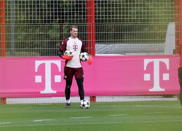Munich, Germany 01 October 2024 Football, Men, Season 2024 2025, FC Bayern Munich, Säbener Strasse, Training ground, Final training, Champions League Manuel Neuer FC Bayern Munich with two balls in hand