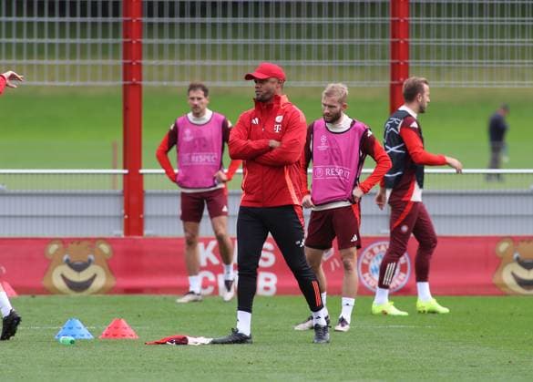 Munich, Germany 01 October 2024 Football, Men, Season 2024 2025, FC Bayern Munich, Säbener Strasse, Training ground, Final training, Champions League Vincent Kompany, Coach FC Bayern Munich watches the training session