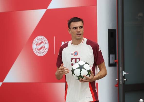 Munich, Germany 01 October 2024 Football, Men, Season 2024 2025, FC Bayern Munich, Säbener Strasse, Training ground, Final training, Champions League Joao Palhinha FC Bayern Munich head, upper body on the way to the training ground