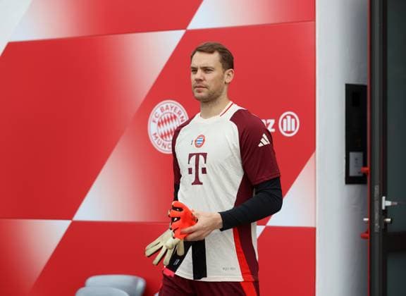 Munich, Germany 01 October 2024 Football, Men, Season 2024 2025, FC Bayern Munich, Säbener Strasse, Training ground, Final training, Champions League Manuel Neuer FC Bayern Munich head, upper body on the way to the training ground
