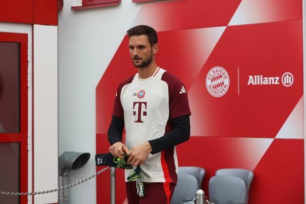 Munich, Germany 01 October 2024 Football, Men, Season 2024 2025, FC Bayern Munich, Säbener Strasse, Training ground, Final training, Champions League Sven Ulreich FC Bayern Munich head, upper body on the way to the training ground