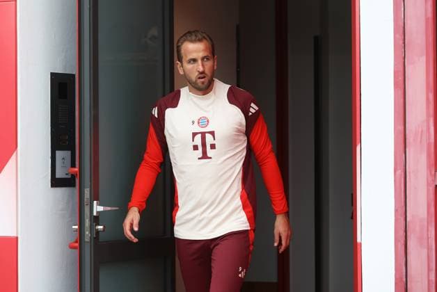 Munich, Germany 01 October 2024 Football, Men, Season 2024 2025, FC Bayern Munich, Säbener Strasse, Training ground, Final training, Champions League Harry Kane FC Bayern Munich head, upper body on the way to the training ground