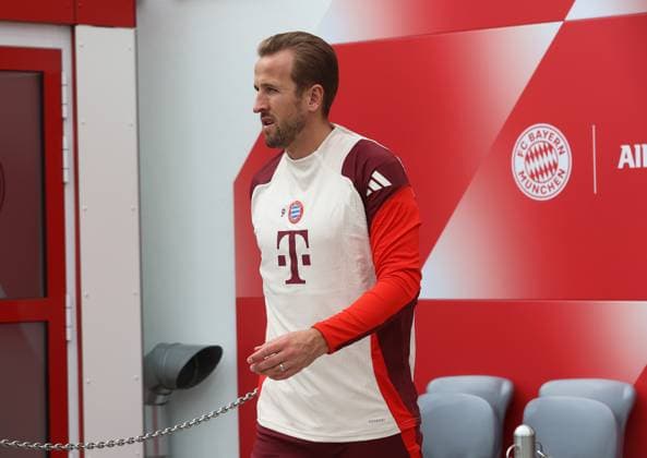 Munich, Germany 01 October 2024 Football, Men, Season 2024 2025, FC Bayern Munich, Säbener Strasse, Training ground, Final training, Champions League Harry Kane FC Bayern Munich head, upper body on the way to the training ground