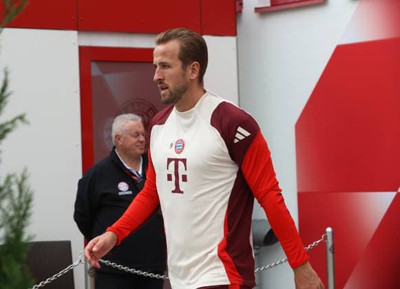 Munich, Germany 01 October 2024 Football, Men, Season 2024 2025, FC Bayern Munich, Säbener Strasse, Training ground, Final training, Champions League Harry Kane FC Bayern Munich head, upper body on the way to the training ground