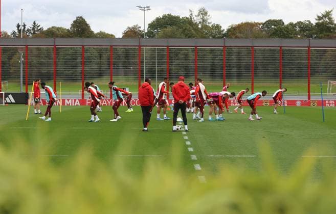 Munich, Germany 01 October 2024 Football, Men, Season 2024 2025, FC Bayern Munich, Säbener Strasse, Training ground, Final training, Champions League Vincent Kompany, Coach FC Bayern Munich with the team on the training ground