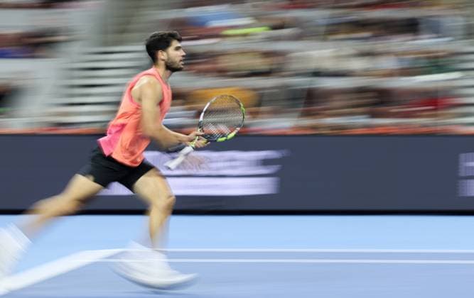 (241001) -- BEIJING, Oct. 1, 2024 -- Carlos Alcaraz of Spain competes during the men s singles semi-final match against Daniil Medvedev of Russia at 2024 China Open tennis tournament in Beijing, capital of China, Oct. 1, 2024. ) (SP)CHINA-BEIJING-TENNIS-CHINA OPEN-MEN S SINGLES (CN) BaixXuefei 