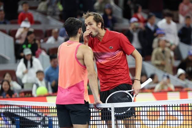 Sport Bilder des Tages (241001) -- BEIJING, Oct. 1, 2024 -- Carlos Alcaraz (L) of Spain communicates with Daniil Medvedev of Russia during the men s singles semi-final match at 2024 China Open tennis tournament in Beijing, capital of China, Oct. 1, 2024. ) (SP)CHINA-BEIJING-TENNIS-CHINA OPEN-MEN S SINGLES (CN) BaixXuefei 