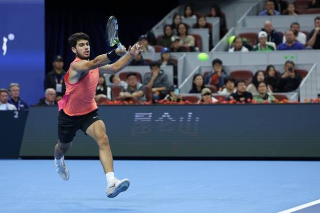 (241001) -- BEIJING, Oct. 1, 2024 -- Carlos Alcaraz of Spain competes during the men s singles semi-final match against Daniil Medvedev of Russia at 2024 China Open tennis tournament in Beijing, capital of China, Oct. 1, 2024. ) (SP)CHINA-BEIJING-TENNIS-CHINA OPEN-MEN S SINGLES (CN) BaixXuefei 