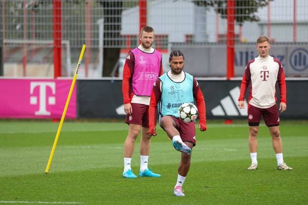 Serge Gnabry FC Bayern Muenchen, 07 with ball during training with Joshua Kimmich FC Bayern Muenchen, 06 and Eric Dier FC Bayern Muenchen, 15 , Final training, FC Bayern Muenchen, Football, UEFA Champions League, Matchday 2, Season 24 25, 01 10 2024, Final training, FC Bayern Muenchen, Football, UEFA Champions League, Matchday 2, Season 24 25, 01 10 2024 Muenchen Copyright: xEibner-Pressefoto JennixMaulx EP_JML