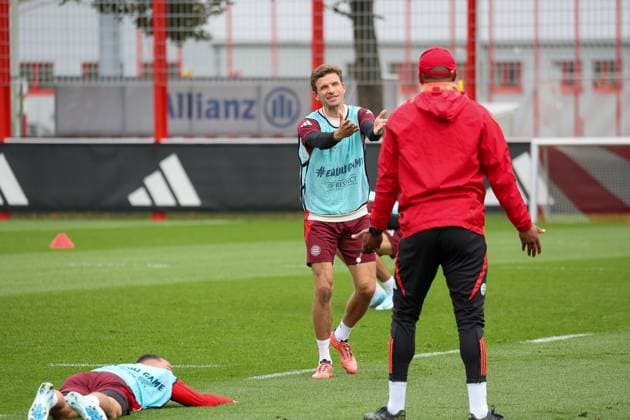 Thomas Mueller FC Bayern Muenchen, 25 with Vincent Kompany FC Bayern Muenchen, head coach funny, funny, Arijon Ibrahimovic FC Bayern Muenchen, 20 lies on the ground after scratching the coach, final training, FC Bayern Muenchen, football, UEFA Champions League, matchday 2, season 24 25, 01 10 2024, final training, FC Bayern Muenchen, football, UEFA Champions League, matchday 2, season 24 25, 01 10 2024 Muenchen Copyright: xEibner-Pressefoto JennixMaulx EP_JML