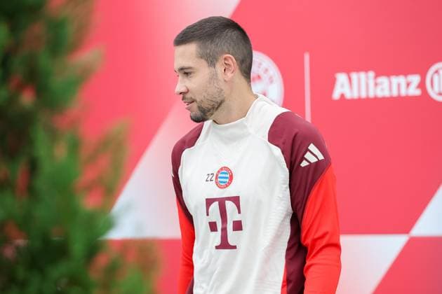 Raphael Guerreiro FC Bayern Muenchen, 22 on the way to the pitch, upper body, final training, FC Bayern Muenchen, football, UEFA Champions League, matchday 2, season 24 25, 01 10 2024, final training, FC Bayern Muenchen, football, UEFA Champions League, matchday 2, season 24 25, 01 10 2024 Muenchen Copyright: xEibner-Pressefoto JennixMaulx EP_JML