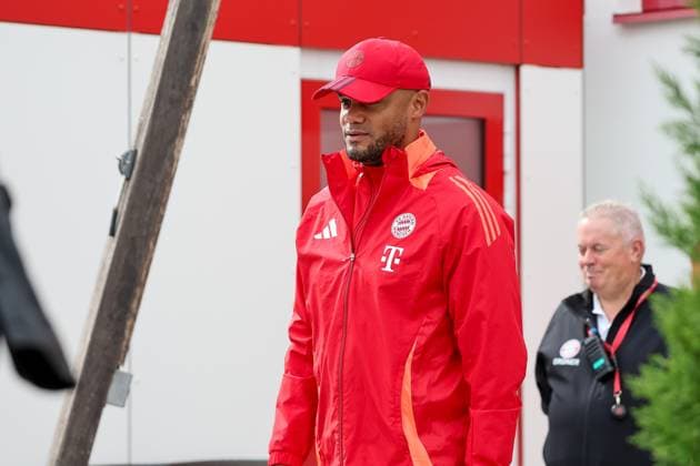 Vincent Kompany FC Bayern Muenchen, Head coach on his way from the dressing room to the pitch, Training, Final training, FC Bayern Muenchen, Football, UEFA Champions League, Matchday 2, Season 24 25, 01 10 2024, Final training, FC Bayern Muenchen, Football, UEFA Champions League, Matchday 2, Season 24 25, 01 10 2024 Muenchen Copyright: xEibner-Pressefoto JennixMaulx EP_JML
