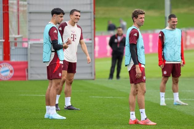 Thomas Mueller FC Bayern Muenchen, 25 with Aleksandar Pavlovic FC Bayern Muenchen, 45 and Joao Palhinha FC Bayern Muenchen, 16 with Arijon Ibrahimovic FC Bayern Muenchen, 20 during training on the pitch, Final training, FC Bayern Muenchen, Football, UEFA Champions League, Matchday 2, Season 24 25, 01 10 2024, Final training, FC Bayern Muenchen, Football, UEFA Champions League, Matchday 2, Season 24 25, 01 10 2024 Muenchen Copyright: xEibner-Pressefoto JennixMaulx EP_JML
