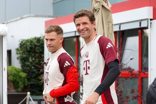 Thomas Mueller FC Bayern Muenchen, 25 laughs with Joshua Kimmich FC Bayern Muenchen, 06 on the way from the dressing room to the pitch, training, laughing, laughing into the camera, final training, FC Bayern Muenchen, football, UEFA Champions League, matchday 2, season 24 25, 01 10 2024, final training, FC Bayern Muenchen, football, UEFA Champions League, matchday 2, season 24 25, 01 10 2024 Muenchen Copyright: xEibner-Pressefoto JennixMaulx EP_JML