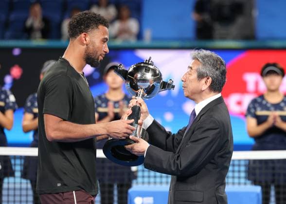 Japan Tennis Association President Kenichiro Yamanishi presents the trophy to winner Arthur Fils, Mens Singles, Gentlemen s Singles, Final, Final, Kinoshita Group Japan Open Tennis Championships, Tokyo, Japan Copyright: xJuergenxHasenkopfx