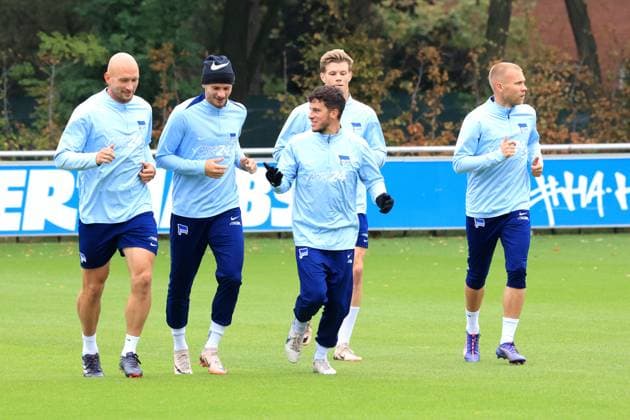 DEU, DFL, 2 FBL Hertha BSC, Training, 01 10 2024, Sportforum, Berlin, DEU, DFL, 2 FBL Hertha BSC, Training, im Bild Auslauftraining, auslaufen nach einem Spiel, Hertha Spielerkreis, Toni Leistner Hertha BSC Berlin 37 , Marton Dardai Hertha BSC Berlin 31 , Diego Demme Hertha BSC Berlin 6 , Luca Schuler Hertha BSC Berlin 18 , Jon Dabur Thorsteinsson Hertha BSC Berlin 24 DFL regulations prohibit any use of Photographs as image sequences and or quasi video Foto Juergen Engler nordphoto GmbH nordphotoxGmbHx xEngler nph00076