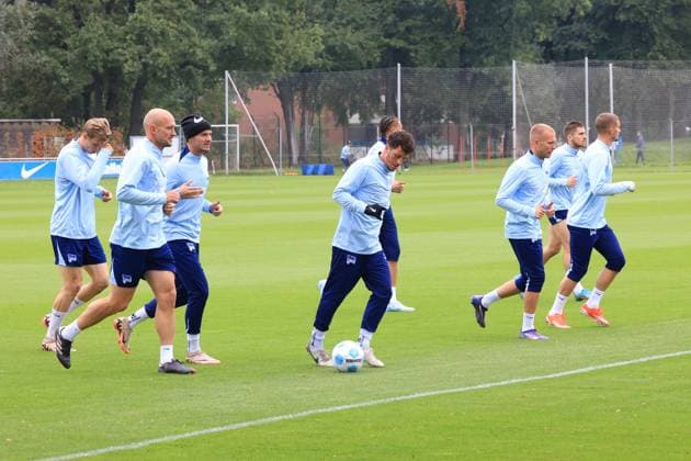 DEU, DFL, 2 FBL Hertha BSC, Training, 01 10 2024, Sportforum, Berlin, DEU, DFL, 2 FBL Hertha BSC, Training, im Bild Auslauftraining, auslaufen nach einem Spiel, Hertha Spielerkreis, Toni Leistner Hertha BSC Berlin 37 , Marton Dardai Hertha BSC Berlin 31 , Diego Demme Hertha BSC Berlin 6 , Luca Schuler Hertha BSC Berlin 18 , Jon Dabur Thorsteinsson Hertha BSC Berlin 24 , Jonjoe Kenny Hertha BSC Berlin 16 , Derry Scherhant Hertha BSC Berlin 39 , Michael Cuisance Hertha BSC Berlin 27 DFL regulations prohibit any use of Photographs as image sequences and or quasi video Foto Juergen Engler nordphoto GmbH nordphotoxGmbHx xEngler nph00076