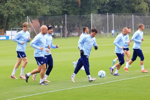 DEU, DFL, 2 FBL Hertha BSC, Training, 01 10 2024, Sportforum, Berlin, DEU, DFL, 2 FBL Hertha BSC, Training, im Bild Auslauftraining, auslaufen nach einem Spiel, Hertha Spielerkreis, Toni Leistner Hertha BSC Berlin 37 , Marton Dardai Hertha BSC Berlin 31 , Diego Demme Hertha BSC Berlin 6 , Luca Schuler Hertha BSC Berlin 18 , Jon Dabur Thorsteinsson Hertha BSC Berlin 24 , Jonjoe Kenny Hertha BSC Berlin 16 , Derry Scherhant Hertha BSC Berlin 39 , Michael Cuisance Hertha BSC Berlin 27 DFL regulations prohibit any use of Photographs as image sequences and or quasi video Foto Juergen Engler nordphoto GmbH nordphotoxGmbHx xEngler nph00076