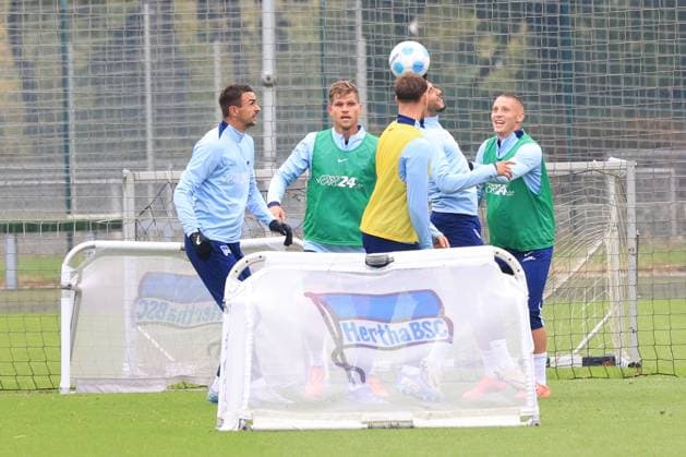 DEU, DFL, 2 FBL Hertha BSC, Training, 01 10 2024, Sportforum, Berlin, DEU, DFL, 2 FBL Hertha BSC, Training, in the picture Smail Prevljak Hertha BSC Berlin 9 , Florian Niederlechner Hertha BSC Berlin 7 , Kevin Sessa Hertha BSC Berlin 8 , Palko Dardai Hertha BSC Berlin 20 DFL regulations prohibit any use of Photographs as image sequences and or quasi video Foto Juergen Engler nordphoto GmbH nordphotoxGmbHx xEngler nph00076