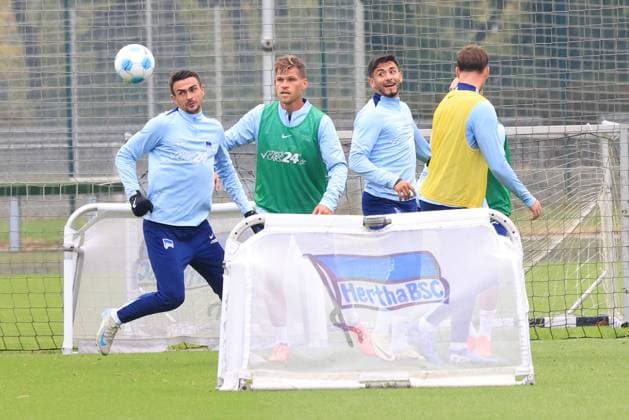 DEU, DFL, 2 FBL Hertha BSC, Training, 01 10 2024, Sportforum, Berlin, DEU, DFL, 2 FBL Hertha BSC, Training, in the picture Smail Prevljak Hertha BSC Berlin 9 , Florian Niederlechner Hertha BSC Berlin 7 , Kevin Sessa Hertha BSC Berlin 8 , Palko Dardai Hertha BSC Berlin 20 DFL regulations prohibit any use of Photographs as image sequences and or quasi video Foto Juergen Engler nordphoto GmbH nordphotoxGmbHx xEngler nph00076