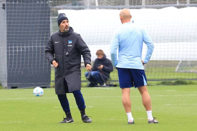 DEU, DFL, 2 FBL Hertha BSC, Training, 01 10 2024, Sportforum, Berlin, DEU, DFL, 2 FBL Hertha BSC, Training, im Bild Cheftrainer Cristian Fiel Hertha BSC Berlin , Toni Leistner Hertha BSC Berlin 37 DFL regulations prohibit any use of Photographs as image sequences and or quasi video Foto Juergen Engler nordphoto GmbH nordphotoxGmbHx xEngler nph00076