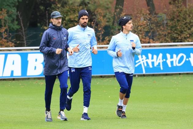 DEU, DFL, 2 FBL Hertha BSC, Training, 01 10 2024, Sportforum, Berlin, DEU, DFL, 2 FBL Hertha BSC, Training, im Bild Fitnesstrainer Hendrik Vieth Hertha BSC , Andreas Bouchalakis Hertha BSC Berlin 5 , Michal Karbownik Hertha BSC Berlin 33 DFL regulations prohibit any use of Photographs as image sequences and or quasi video Foto Juergen Engler nordphoto GmbH nordphotoxGmbHx xEngler nph00076