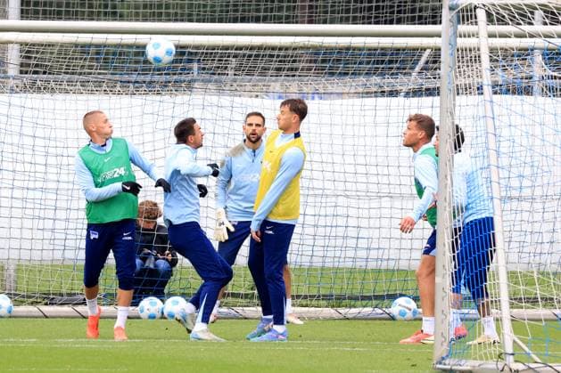 DEU, DFL, 2 FBL Hertha BSC, Training, 01 10 2024, Sportforum, Berlin, DEU, DFL, 2 FBL Hertha BSC, Training, in the picture Palko Dardai Hertha BSC Berlin 20 , Smail Prevljak Hertha BSC Berlin 9 , Marius Gersbeck Hertha BSC Berlin 35 , Oliver Roelke Hertha BSC Berlin 40 DFL regulations prohibit any use of Photographs as image sequences and or quasi video Foto Juergen Engler nordphoto GmbH nordphotoxGmbHx xEngler nph00076