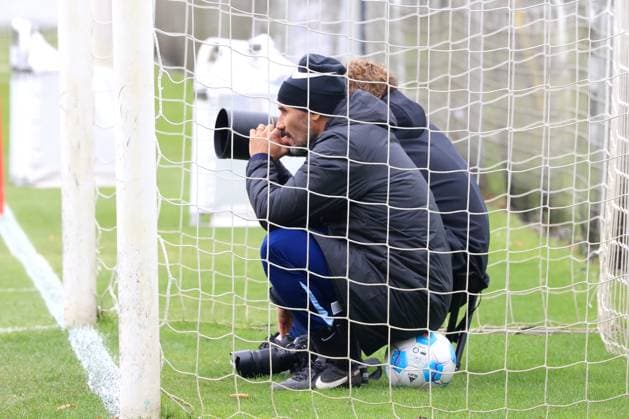 DEU, DFL, 2 FBL Hertha BSC, Training, 01 10 2024, Sportforum, Berlin, DEU, DFL, 2 FBL Hertha BSC, Training, im Bild Cheftrainer Cristian Fiel Hertha BSC Berlin sitzt im Tor DFL regulations prohibit any use of Photographs as image sequences and or quasi video Foto Juergen Engler nordphoto GmbH nordphotoxGmbHx xEngler nph00076