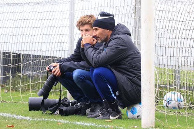 DEU, DFL, 2 FBL Hertha BSC, Training, 01 10 2024, Sportforum, Berlin, DEU, DFL, 2 FBL Hertha BSC, Training, in the picture head coach Cristian Fiel Hertha BSC Berlin sits in goal, with Citypress photographer DFL regulations prohibit any use of Photographs as image sequences and or quasi video Foto Juergen Engler nordphoto GmbH nordphotoxGmbHx xEngler nph00076