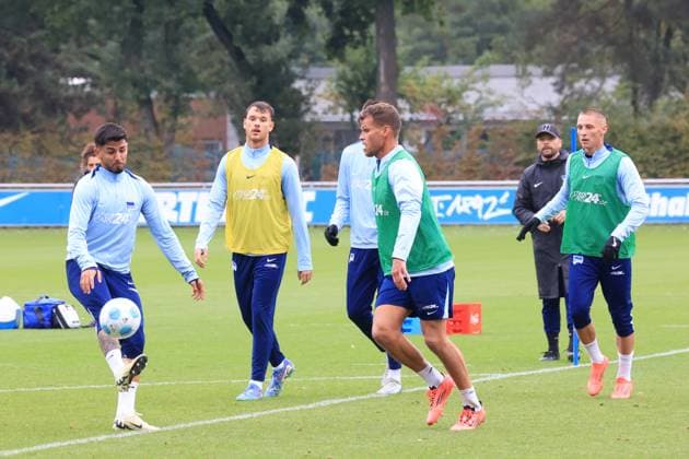 DEU, DFL, 2 FBL Hertha BSC, Training, 01 10 2024, Sportforum, Berlin, DEU, DFL, 2 FBL Hertha BSC, Training, in the picture Kevin Sessa Hertha BSC Berlin 8 , Pascal Klemens Hertha BSC Berlin 41 , Florian Niederlechner Hertha BSC Berlin 7 , Palko Dardai Hertha BSC Berlin 20 DFL regulations prohibit any use of Photographs as image sequences and or quasi video Foto Juergen Engler nordphoto GmbH nordphotoxGmbHx xEngler nph00076