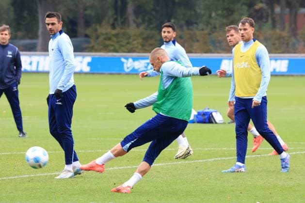DEU, DFL, 2 FBL Hertha BSC, Training, 01 10 2024, Sportforum, Berlin, DEU, DFL, 2 FBL Hertha BSC, Training, in the picture Palko Dardai Hertha BSC Berlin 20 , Smail Prevljak Hertha BSC Berlin 9 , Pascal Klemens Hertha BSC Berlin 41 , Kevin Sessa Hertha BSC Berlin 8 DFL regulations prohibit any use of Photographs as image sequences and or quasi video Foto Juergen Engler nordphoto GmbH nordphotoxGmbHx xEngler nph00076