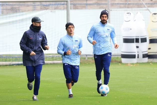 DEU, DFL, 2 FBL Hertha BSC, Training, 01 10 2024, Sportforum, Berlin, DEU, DFL, 2 FBL Hertha BSC, Training, im Bild Fitnesstrainer Hendrik Vieth Hertha BSC , Andreas Bouchalakis Hertha BSC Berlin 5 , Michal Karbownik Hertha BSC Berlin 33 DFL regulations prohibit any use of Photographs as image sequences and or quasi video Foto Juergen Engler nordphoto GmbH nordphotoxGmbHx xEngler nph00076