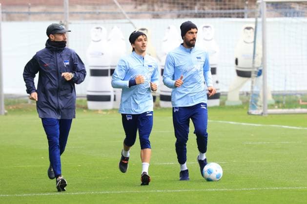 DEU, DFL, 2 FBL Hertha BSC, Training, 01 10 2024, Sportforum, Berlin, DEU, DFL, 2 FBL Hertha BSC, Training, im Bild Fitnesstrainer Hendrik Vieth Hertha BSC , Andreas Bouchalakis Hertha BSC Berlin 5 , Michal Karbownik Hertha BSC Berlin 33 DFL regulations prohibit any use of Photographs as image sequences and or quasi video Foto Juergen Engler nordphoto GmbH nordphotoxGmbHx xEngler nph00076