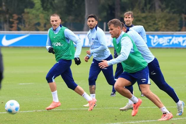 DEU, DFL, 2 FBL Hertha BSC, Training, 01 10 2024, Sportforum, Berlin, DEU, DFL, 2 FBL Hertha BSC, Training, in the picture Palko Dardai Hertha BSC Berlin 20 , Kevin Sessa Hertha BSC Berlin 8 , Florian Niederlechner Hertha BSC Berlin 7 DFL regulations prohibit any use of Photographs as image sequences and or quasi video Foto Juergen Engler nordphoto GmbH nordphotoxGmbHx xEngler nph00076