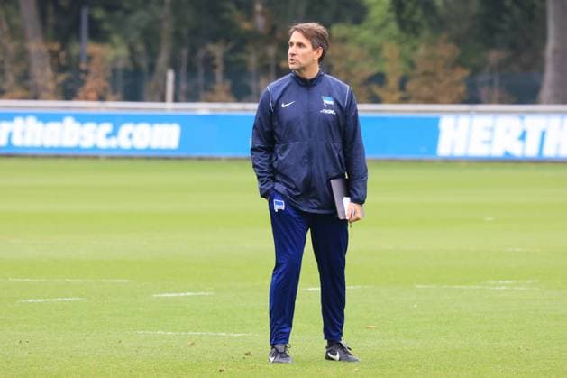 DEU, DFL, 2. FBL Hertha BSC, Training, 01.10.2024, Sportforum, Berlin, DEU, DFL, 2. FBL Hertha BSC, Training, im Bild Co-Trainer Jaime Monroy (Hertha BSC Berlin) ,it seinem Tablett DFL - regulations prohibit any use of Photographs as image sequences and or quasi-video Foto: Juergen Engler nordphoto GmbH *** DEU, DFL, 2 FBL Hertha BSC, Training, 01 10 2024, Sportforum, Berlin, DEU, DFL, 2 FBL Hertha BSC, Training, im Bild Co Trainer Jaime Monroy Hertha BSC Berlin ,it seinen Tablett DFL regulations prohibit any use of Photographs as image sequences and or quasi video Foto Juergen Engler nordphoto GmbH nordphotoxGmbHx xEngler nph00076