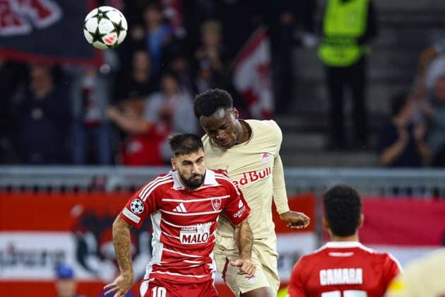 SOCCER - UEFA CL, RBS vs Brest SALZBURG,AUSTRIA,01.OCT.24 - SOCCER - UEFA Champions League, Red Bull Salzburg vs Stade Brestois 29. Image shows Romain Del Castillo (Brest) and Samson Baidoo (RBS).  GEPAxpictures xMathiasxMandl