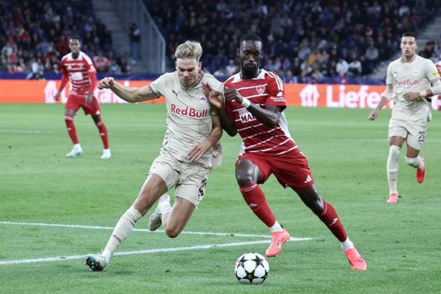 SOCCER - UEFA CL, RBS vs Brest SALZBURG,AUSTRIA,01.OCT.24 - SOCCER - UEFA Champions League, Red Bull Salzburg vs Stade Brestois 29. Image shows Leandro Morgalla (RBS) and Abdallah Sima (Brest).  GEPAxpictures xDavidxGeieregger
