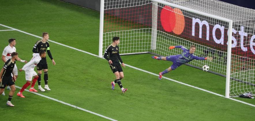 01 10 24 VfB Stuttgart AC Sparta Prague Germany, Stuttgart, 01 10 2024, Football, UEFA Champions League, VfB Stuttgart AC Sparta Prague VfB Stuttgart Nr 8 Enzo Millot li 1 0 Header goal VFB goalkeeper Peter Vindahl Prague