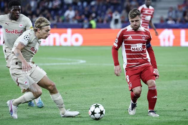 SOCCER - UEFA CL, RBS vs Brest SALZBURG,AUSTRIA,01.OCT.24 - SOCCER - UEFA Champions League, Red Bull Salzburg vs Stade Brestois 29. Image shows Mads Bidstrup (RBS) and Hugo Magnetti (Brest).  GEPAxpictures xDavidxGeieregger