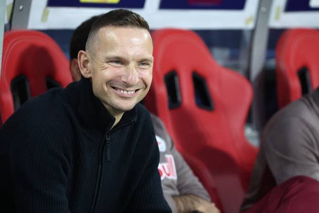 SOCCER - UEFA CL, RBS vs Brest SALZBURG,AUSTRIA,01.OCT.24 - SOCCER - UEFA Champions League, Red Bull Salzburg vs Stade Brestois 29. Image shows head coach Pepijn Lijnders (RBS).  GEPAxpictures xDavidxGeieregger